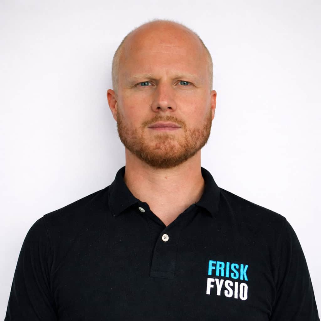 Bart – Frisk Fysio therapeutische specialist in beweging en herstel. Man met korte blonde baard en een zwart polo met Frisk Fysio logo, professioneel en vriendelijk, klaar om te helpen met fysiotherapie en herstel.