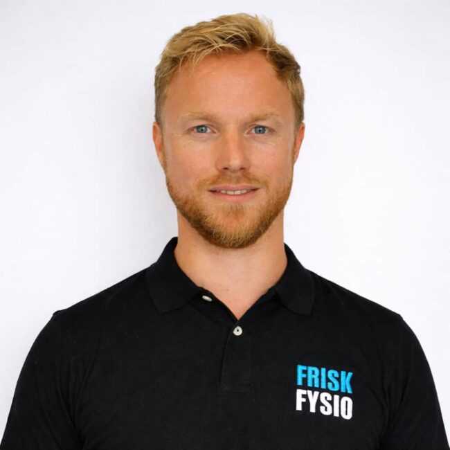 Man met korte blonde haar en een lichte baard, gekleed in een zwart polo met het Frisk Fysio logo, poseert voor een witte achtergrond.