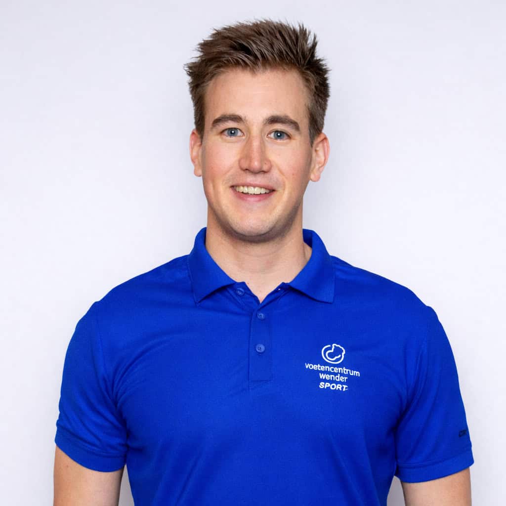 Portret van Kilian in sportkleding, lachend en energiek, voor Frisk Fysio, gespecialiseerd in fysiotherapie en sportzorg.