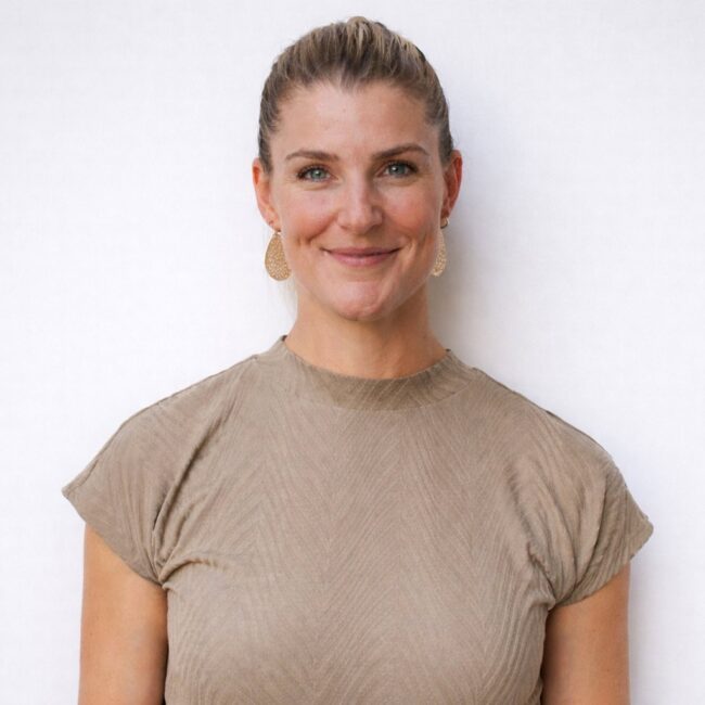 Portret van Myrthe, fysiotherapeute bij Frisk Fysio, lachend en professioneel.