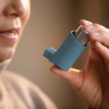 Asthma physiotherapy amstelveen Hand holding a blue inhaler