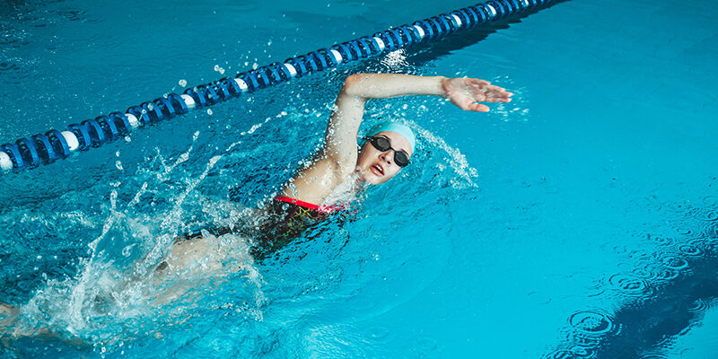 Zwemmer is aan het zwemmen voor een gezond leven en trekt baantjes.