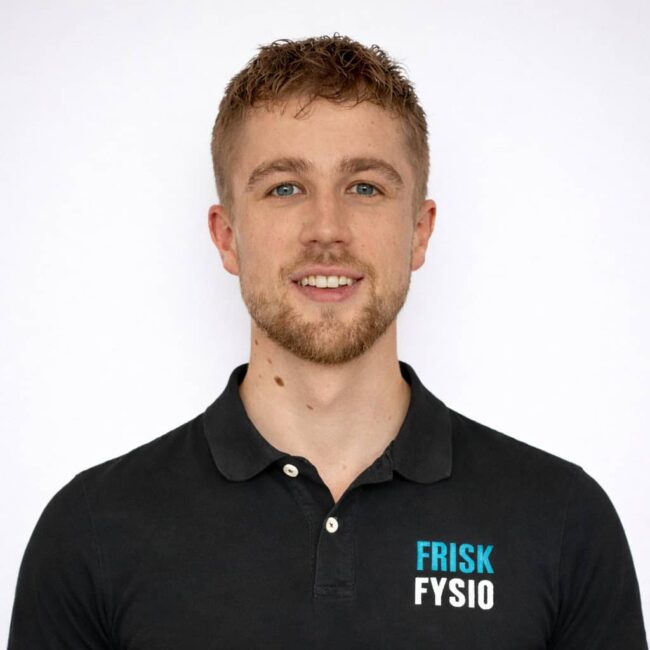Noud - Frisk Physio therapeutic physiotherapy and rehabilitation Portrait of Noud, physiotherapist at Frisk Fysio, smiling and professional, in black polo shirt with Frisk Fysio logo, white background.