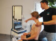 Man komt met schouderpijn na het klussen bij de fysiotherapeut van FriskFysio in Amstelveen