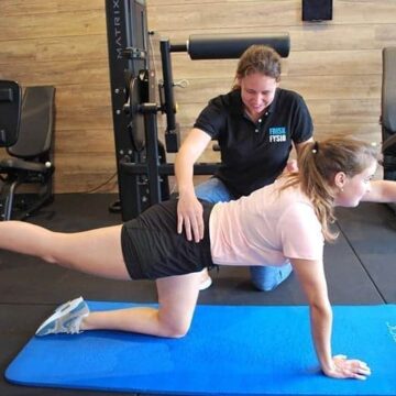 FriskFysio - Rehabilitation after surgery A physiotherapist supervises an exercise on hands and knees at FRISKFYSIO.