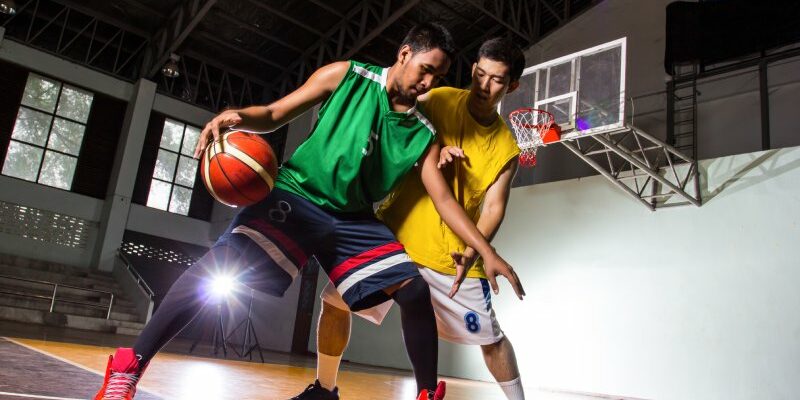 Basketballers zonder beenblessures doen een 1 op 1 op het basketbalveld