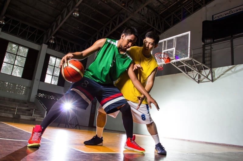 Basketballers zonder beenblessures doen een 1 op 1 op het basketbalveld