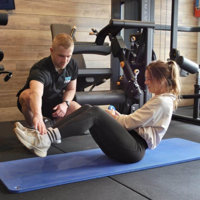 Fietsfitness en revalidatie oefeningen bij FriskFysio, gericht op herstel en versterking van spieren in een professionele fysiotherapie praktijk.