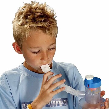 Ademhalingshulpmiddel voor astma en longaandoeningen, kind gebruikt inhalator en spacers.