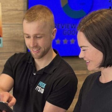 Consultation using a tablet at FRISKFYSIO Amstelveen