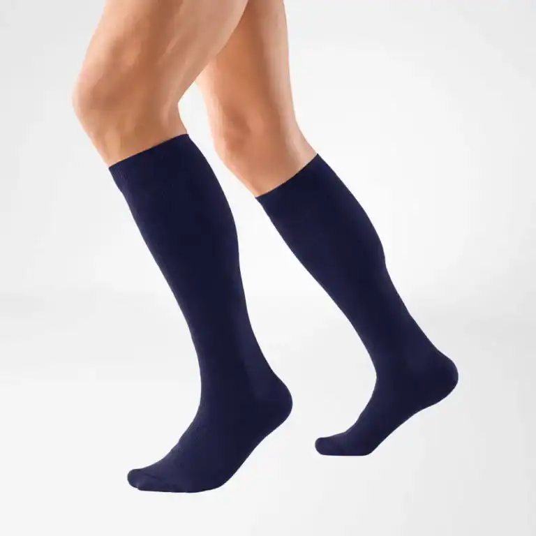 Compressiekousen voor herstel en ondersteuning tijdens sportactiviteiten, gemaakt van ademend en rekbaar materiaal. Geschikt voor gezonde benen en mensen met vermoeide benen.