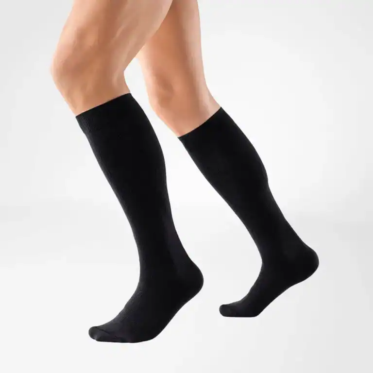 Rugzak kniekousen voor sport en herstel met compressie, zwart, geschikt voor fitness en freerunning.