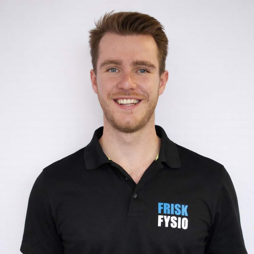Teun, fysiotherapeut bij Frisk Fysio, glimlachend in zwart uniform met logo, professionele uitstraling, witte achtergrond.