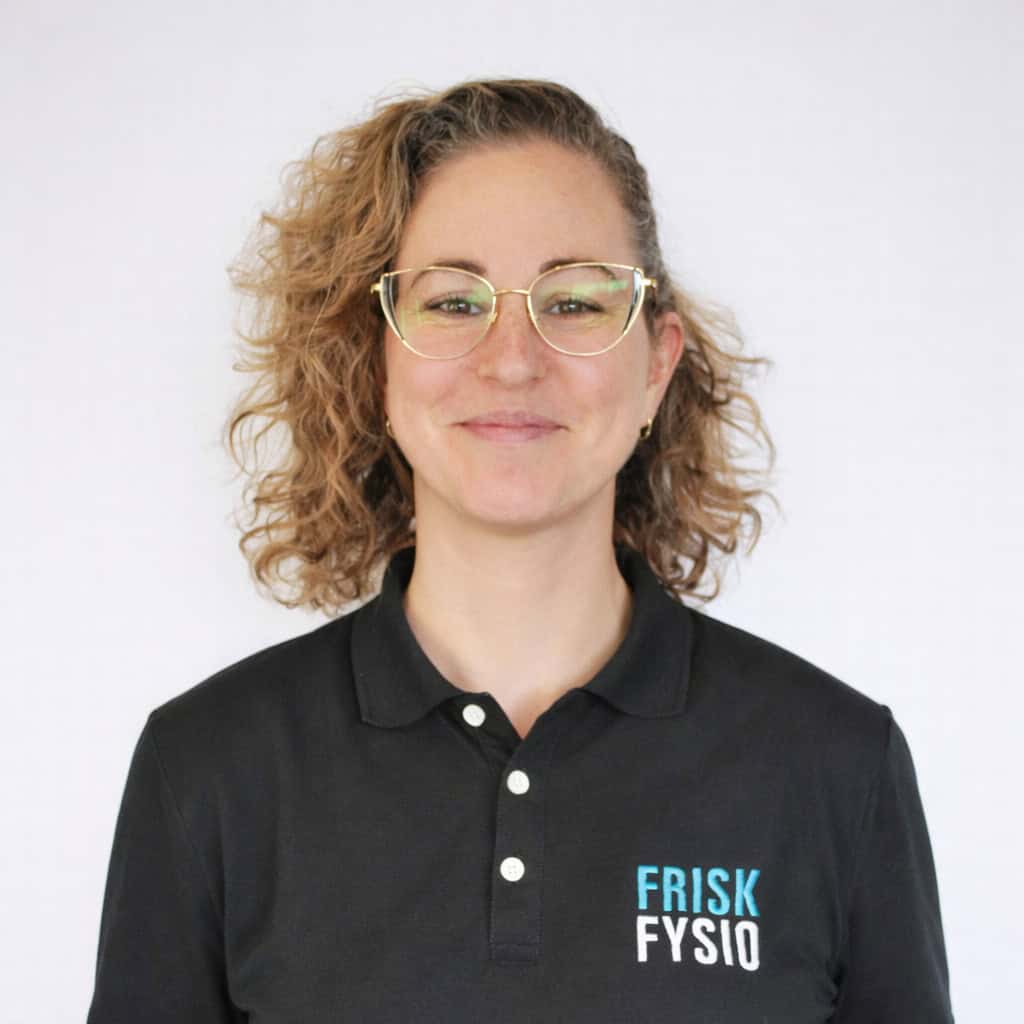 Friskfysio Jennifer in behandeling Vrouw in zwart shirt met logo