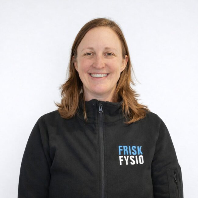 Persoon in zwarte jas met logo