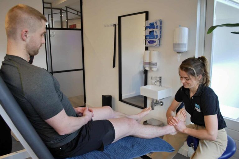 Fysiotherapie behandeling van enkelklachten bij FriskFysio, gericht op herstel en pijnverlichting. Professionele zorg voor gewrichts- en spierpijn met persoonlijke aandacht.