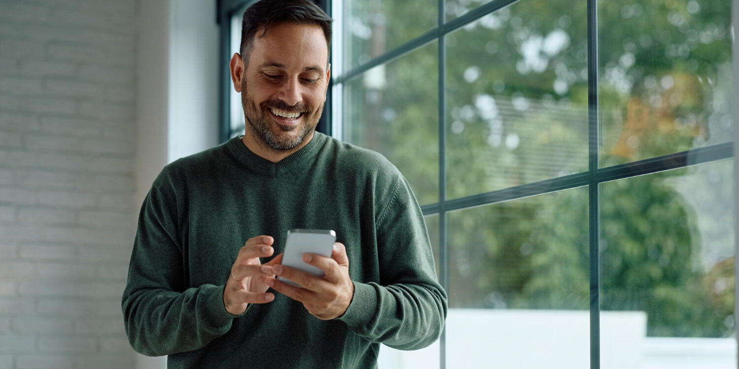 Man krijgt polsklachten door smartphonegebruik en moet nu naar de fysiotherapeut