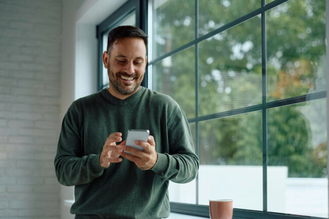 Man krijgt polsklachten door smartphonegebruik en moet nu naar de fysiotherapeut