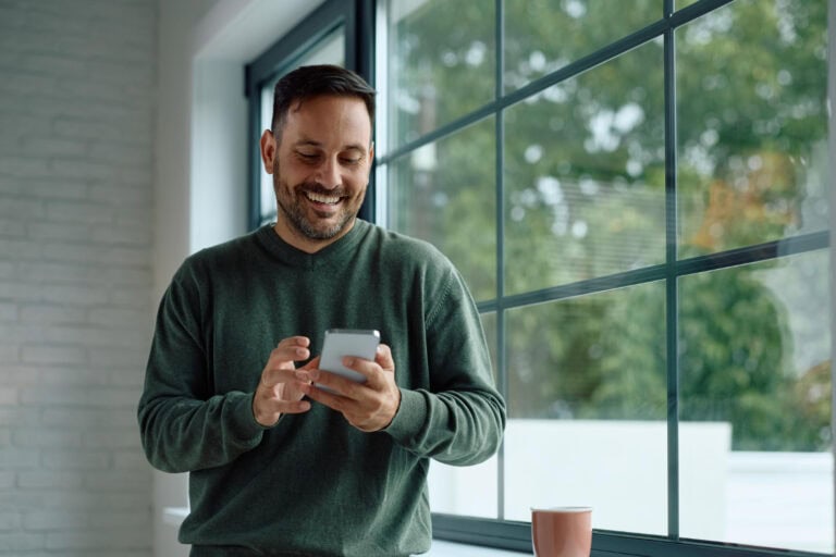 Man krijgt polsklachten door smartphonegebruik en moet nu naar de fysiotherapeut