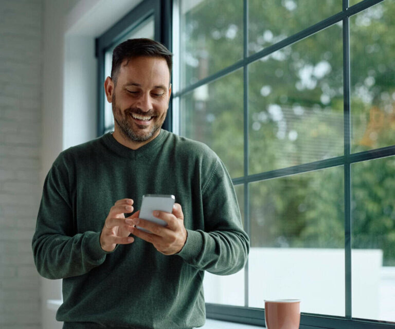 Man krijgt polsklachten door smartphonegebruik en moet nu naar de fysiotherapeut