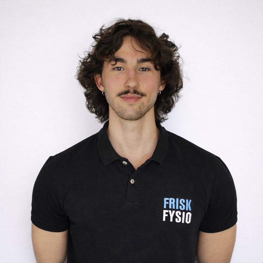 Daan V – Frisk Fysio medewerker Daan V, medewerker bij Frisk Fysio, poseert in zwart polo met Frisk Fysio logo, professionele uitstraling, gezonde en actieve levensstijl.