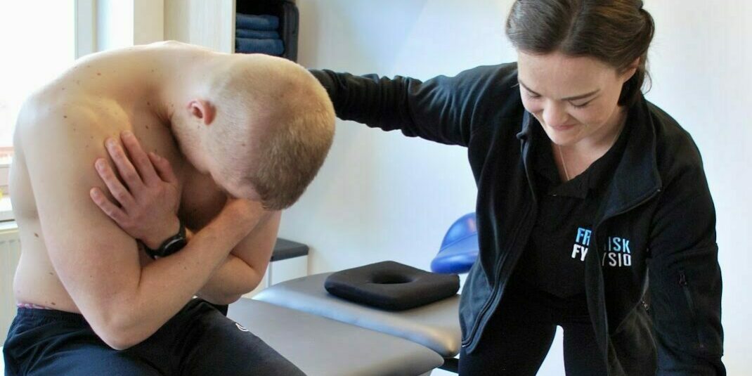 Man is bij de fysiotherapeut vanwege stress en rugklachten, hij wordt behandeld door de therapeut van FRISKFYSIO