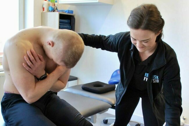 Stress en rugklachten Man is bij de fysiotherapeut vanwege stress en rugklachten, hij wordt behandeld door de therapeut van FRISKFYSIO