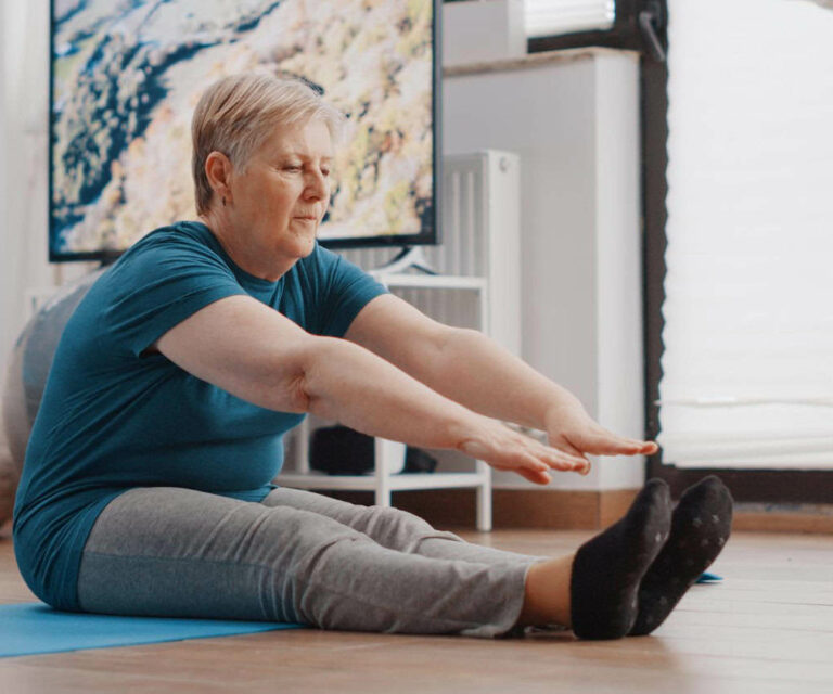 Vrouw met parkinson probeert actief te blijven door thuis oefeningen te doen
