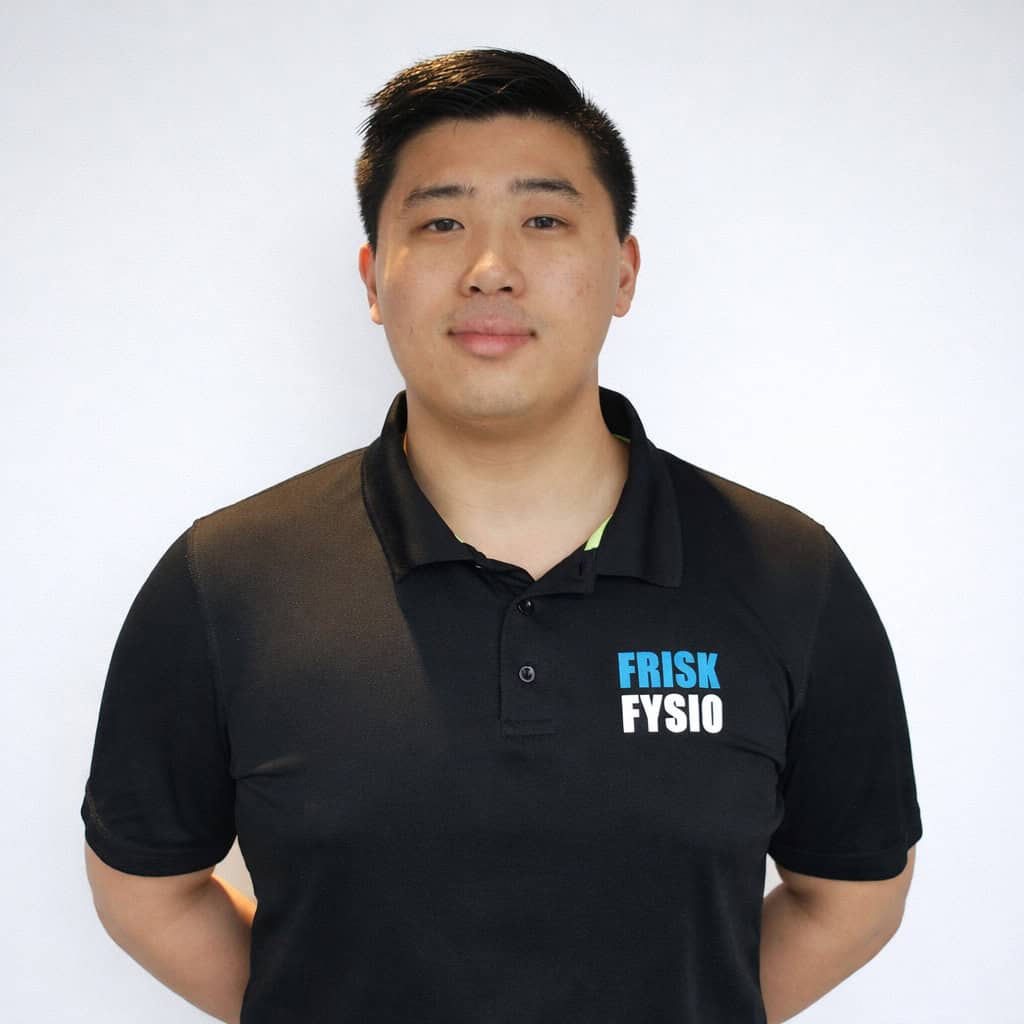 Koen bij Frisk Fysio Koen van Frisk Fysio in een zwart polo met logo, glimlachend en professioneel, klaar om fysiotherapie te bieden.