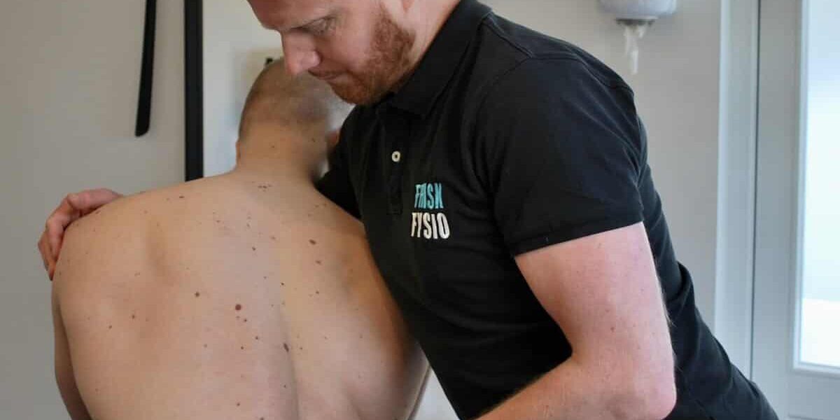 scoliosis symptoms in adults Physiotherapist is black polo, is treating for scoliosis symptoms in adults.
