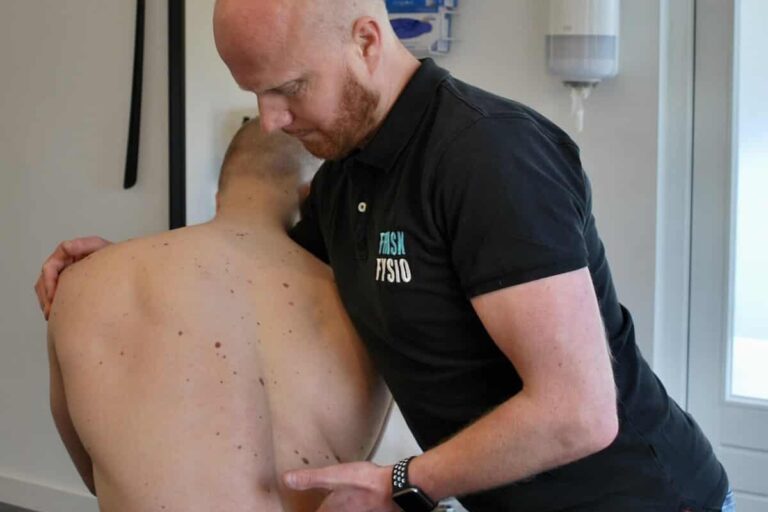 scoliose symptomen bij volwassenen Fysiotherapeut is zwarte polo, is bezig met een behandeling bij scoliose symptomen bij volwassenen.