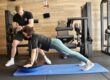 Fysiotherapie helpt vrouw met bewegen om blessures in de sportschool te voorkomen.
