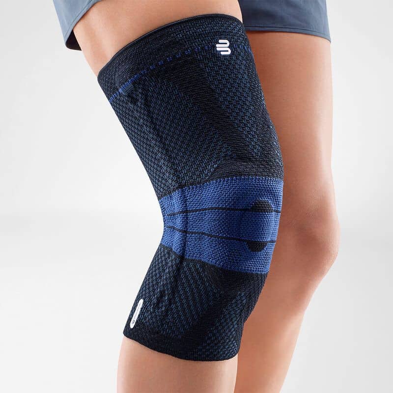 GenuTrain A3 kniebrace 3 FRISKFYSIO GenuTrain A3 kniebrace kniebandage in donkerblauw met steunband en open patellabescherming.