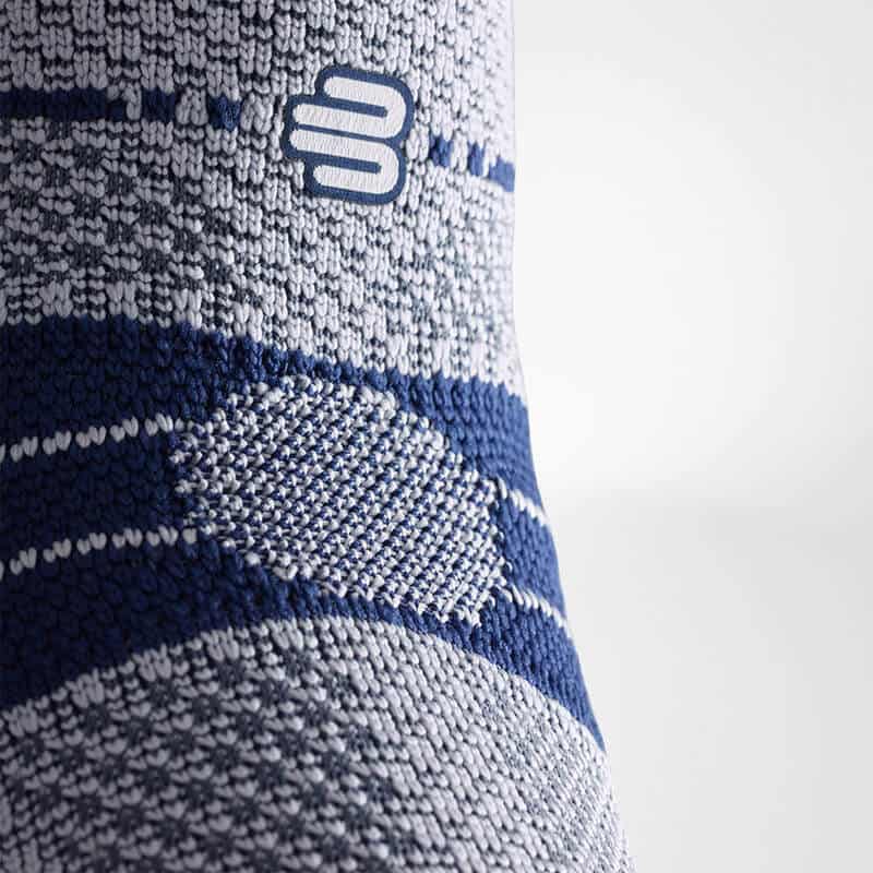 EpiTrain elleboogbrace 4 Energieke, sportieve enkel- en kniebrace met gebreide textuur in blauw en grijs.