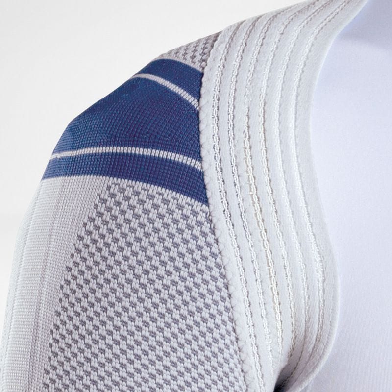 OmoTrain schouderbrace 4 FriskFysio OmoTrain schouderbrace kledingstuk detail: sportieve zelfklevende stof, wit met blauwe accenten en gebreide structuur.