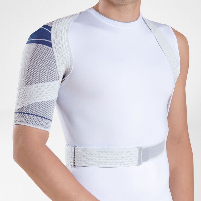 OmoTrain schouderbrace 1 Frisarm in witte sportarmband en schouderbandagel met ondersteuningsband voor schouder en arm.
