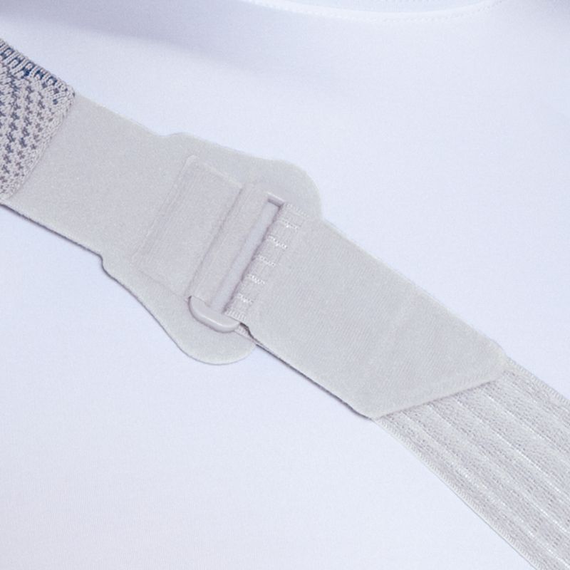OmoTrain S schouderbrace 5 OmoTrain S schouderbrace bevestigd op huidkleurige band met klittenband en gesp, bewuste anatomische ondersteuning.