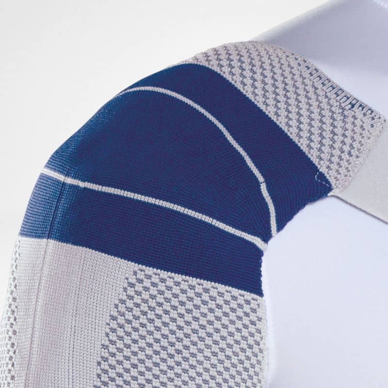 OmoTrain S schouderbrace 4 Frisse schouderbrace van FRISKFYSIO met blauw-witte patronen en ademend materiaal.