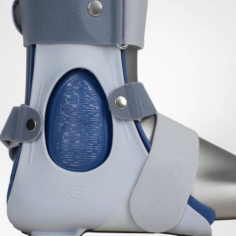 CaligaLoc enkelorthese 4 Frisk Fysio CaligaLoc enkelorthese, ankelbrace met verstelbare banden en blauwe binnenbekleding voor ondersteuning en stabiliteit.
