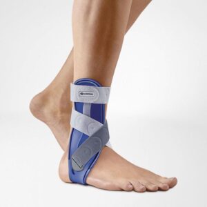 Orthopedic ankle brace met verstelbare banden en spiraalvormige ondersteuning, blauw/grijs, voor enkeldaling en verstuiking.
