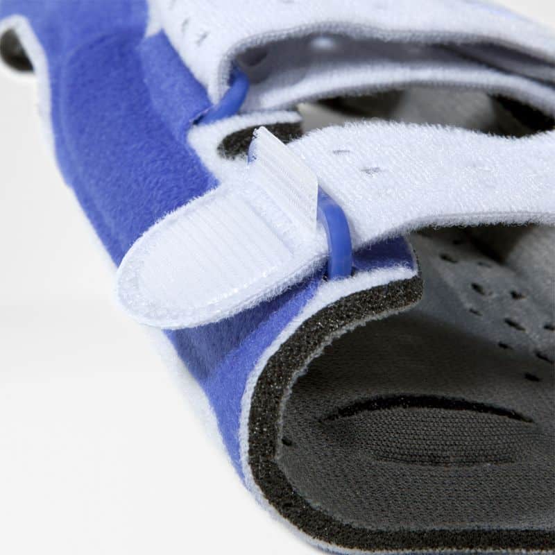 ManuLoc wrist brace 6 Sports wrist brace in blue and white with a Velcro fastening, close-up detail.