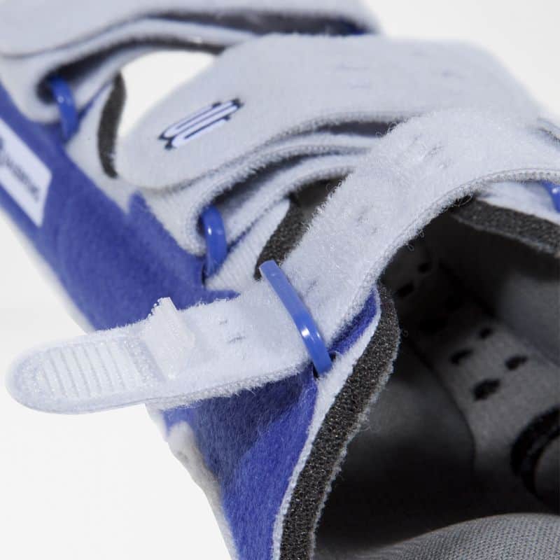 ManuLoc wrist brace 4 ManuLoc wrist orthosis: a targeted knee and wrist brace with Velcro and laces; close-up of the blue and white shaft and protective material.