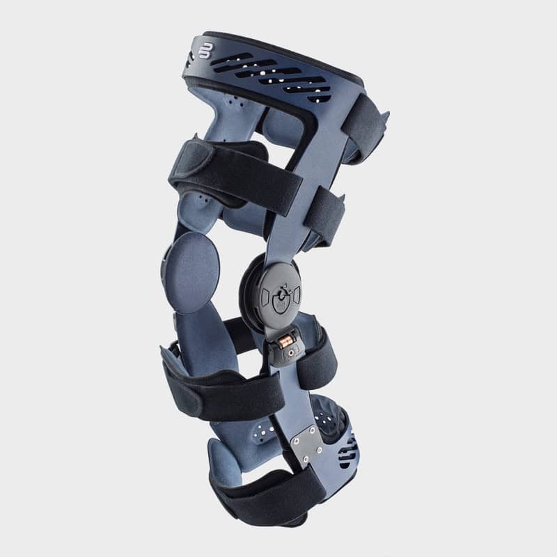 SecuTec® OA 3 Frisiliere kniebrace brace voor knie- of beenletsel met verstelbare bandjes en scharnieren, gericht op ondersteuning en immobilisatie.