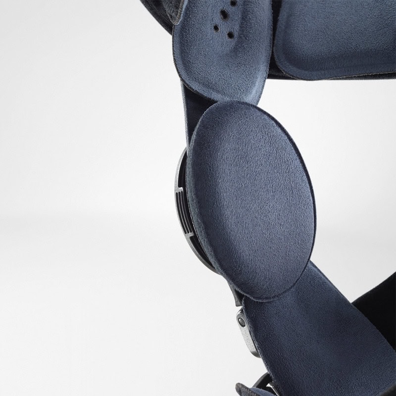 SecuTec® OA 7 Fris- of kniebraceepaneel foto van een orthopedische kniebrace en strap met zachte textuur, gebruikt als medische ondersteuning bij sportblessures.