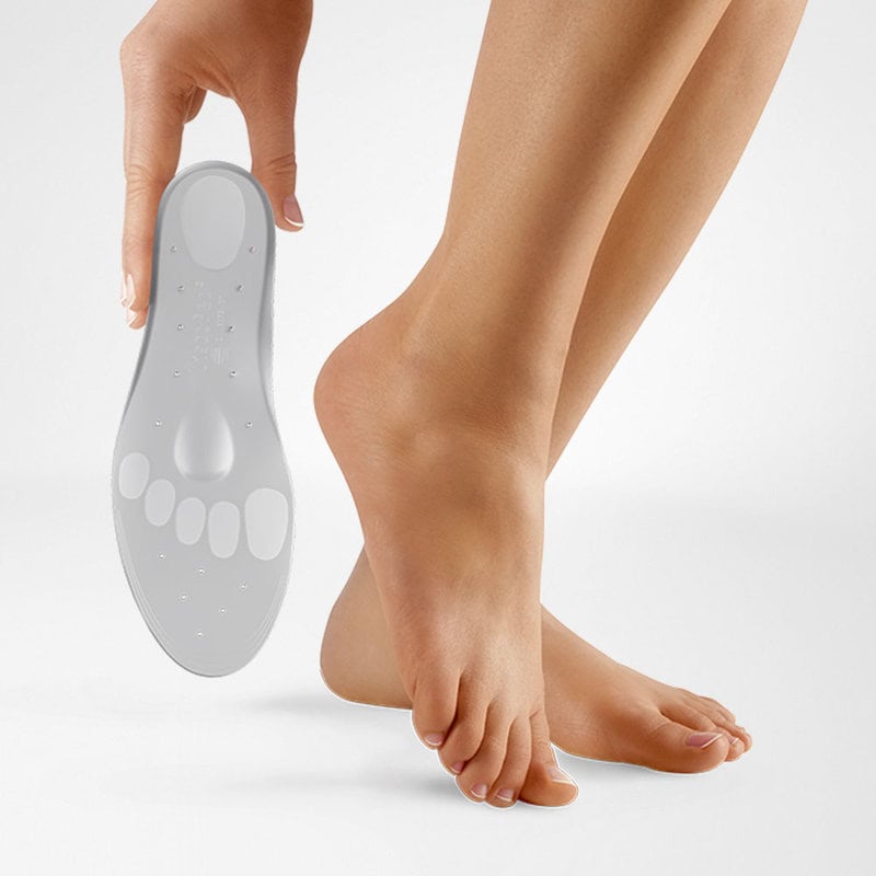 ViscoPed® 1 Voet en enkel met uitneembare inlegzool of sensor voelbaar onder de voet terwijl iemand een demozolen vasthoudt.