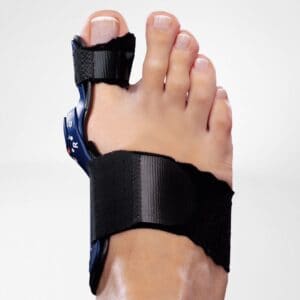 Voet met beugelbrace en bandage tegen verstuiking, medische orthese voor de tenen en middenvoet.