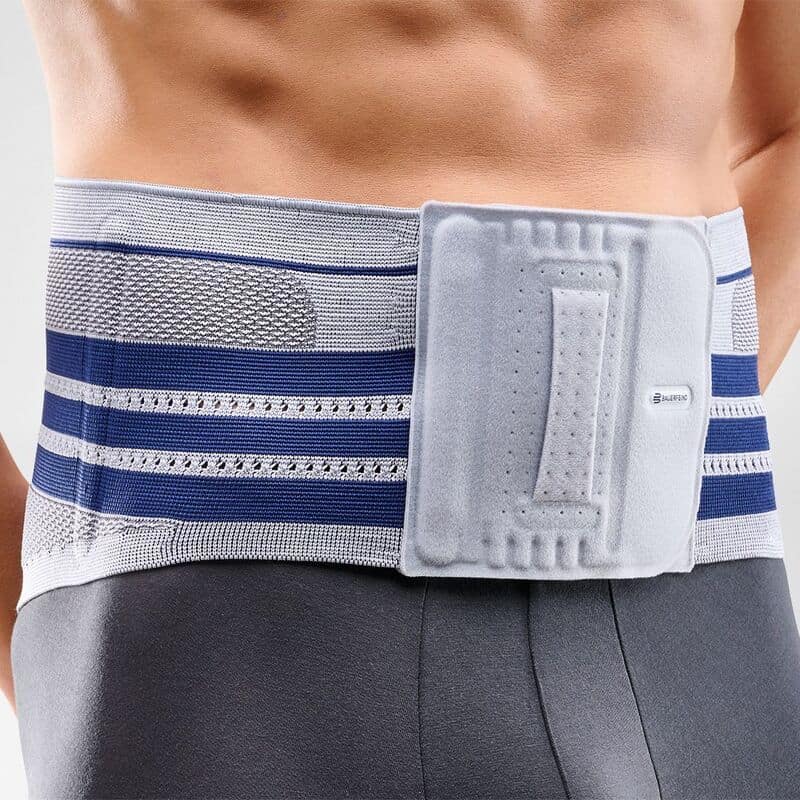 LumboTrain rugbrace 3 FriskFysio lumboTrain rugbrace bevestigd rond de heupen met blauw-witte band en klittenbandsluiting.