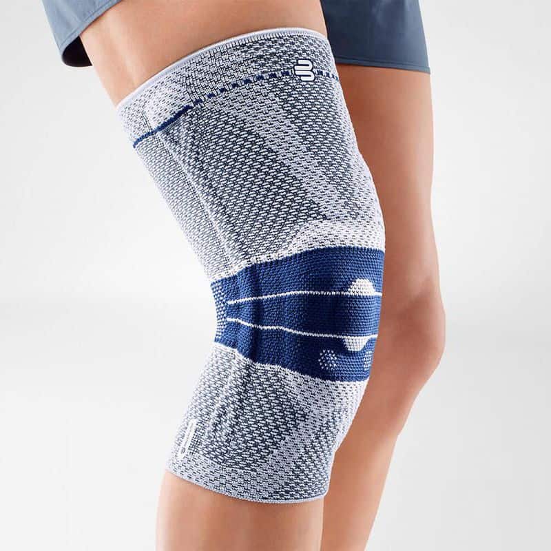 GenuTrain A3 kniebrace 1 Knee brace with integrated support and a grey-toned pattern featuring dark blue accents, designed to provide support and stability.