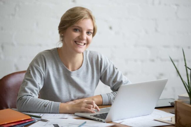 Werkruimte en laptop Vrouw zit achter haar laptop en moet uitkijken voor klachten door beeldschermwerk.