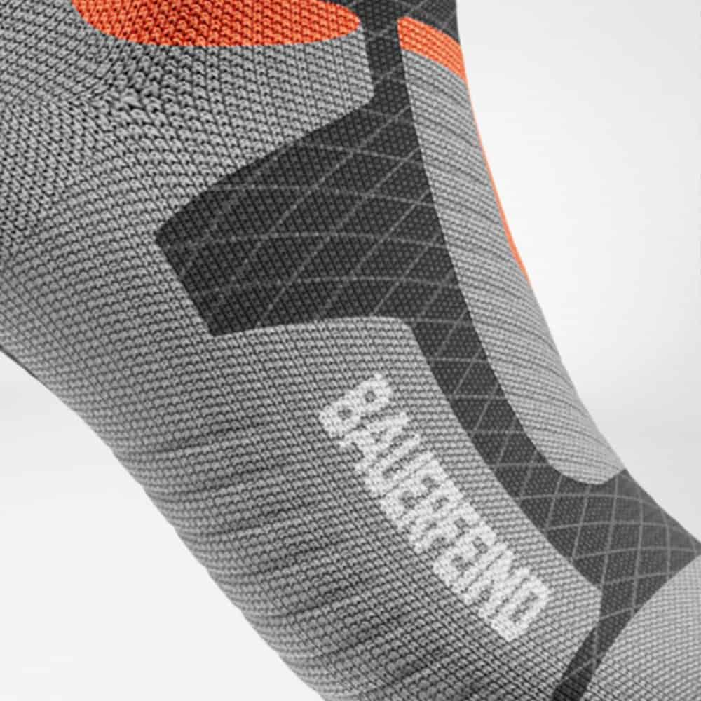 Ski Performance Compression Socks 7 Dekking van een sportkous met naadloze structuur en merknaam FRISKFYSIO, geschikt voor lichaamsbeweging en fysiotherapie.